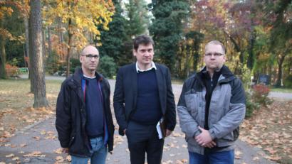 Bild: jrh
Bedauern den Fehler: (von links) Sachgebietsleiter Thomas Huber, Baureferent Oliver Seidel und Friedhofsaufseher Oliver Kölbl.