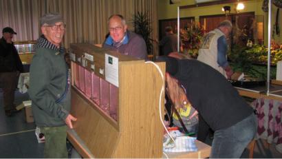 Bild: sei
Kräftige Helfer sind beim Auf- und Abbau der Zierfisch- und Aquarienbörse gefragt, denn so ein Aquarium samt Inhalt ist schwer.