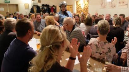 Bild: ohr
BU

„Oiznbeierin“ (Crissy Simon) als „Alte Ratschn“ bindet das Publikum mit ein, sprüht vor Spontaneität und erhält immer wieder Szenenapplaus.