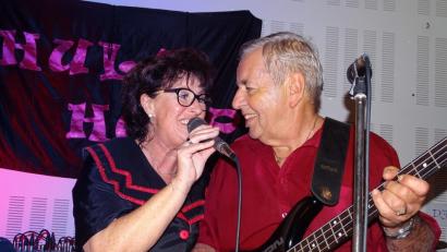 Bild: hou
Wenn der Seemann das Träumen sein lassen soll, der Mann im Mond sich Gedanken über seine Zukunft macht und ein Rocker der Boyfriend von Carolin sein will, dann sind Renate Liebl (links) und Günther Kälberer in ihrem Schlager-Element.