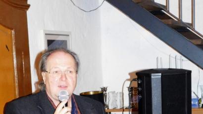 Bild: hai
Musikalischer Leiter Heinz Schmidt demonstriert die Vorzüge der kabellosen Lautsprecheranlage, mit der er die Auftritte der Fichtenhornbläser moderieren wird.