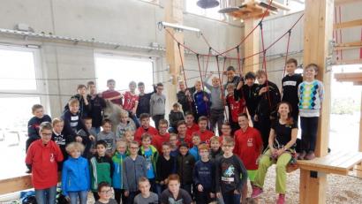 Bild: exb
Die 5. Klassen der Realschule im Stiftland mit ihren Tutoren im Kletterwald in Regenthal-Pottenstein.
