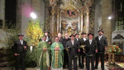 Bild: jzk
Die Geistlichen Konrad Amschl und Pater Joseph Meenpuzhackal (vorne von rechts) zelebrieren die Hubertusmesse, die die Kaibitzer Schlossbläsern musikalisch gestalten.