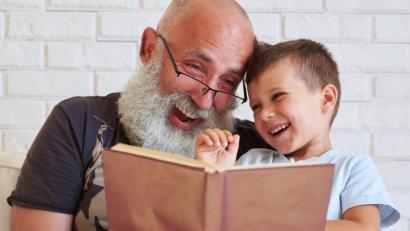 Bild:  ArtFamily – stock.adobe.com
Es geht nicht um das Anhäufen von Wissen um jeden Preis, sondern um freiwilliges Lernen, das Spaß macht. Und das können wir ein Leben lang tun.