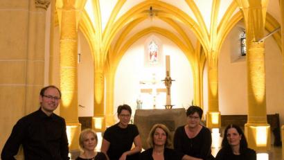 Bild: exb
Unter der Leitung von Kirchenmusiker Jonathan Brell entstand aus den Cousinen ein Vokalensemble mit großer Klangfülle.