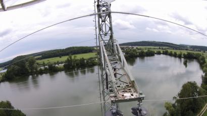 Bild: exb
Kunststoffteller schützen die Isolatoren der Hochspannungsleitungen und sorgen so dafür, dass sich weniger Schmutz ansammelt. Eine Erfindung aus der Oberpfalz, die den Stromerzeugern hilft, die gefürchteten kurzzeitigen Spannungsausfälle deutlich zu reduzieren. Das Bayernwerk montiert die „Tauber-Teller“ derzeit in großem Stil.