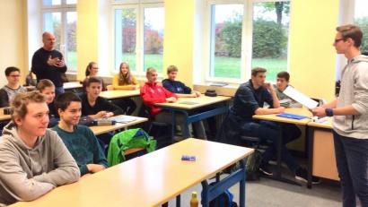 Bild: lg
Ganz Ohr waren die Mitschüler und Autor Felix Leibrock (hinten, links) bei der Präsentation des Werks.