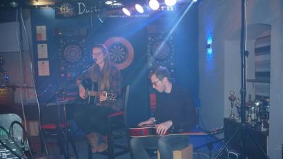 Bild: gz
Ronja Künkler begeistert mit Gitarrist Lukas Alt das Publikum.