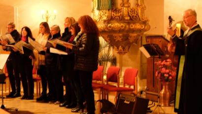 Bild: le
Die Gesangsgruppe "Arche Musica" unter Leitung von Kantor Andreas Kunz und Pfarrer Wilfried Römischer (Gitarre) gestalten am Sonntag den ökumenischen Gottesdienst des Arbeitskreises.