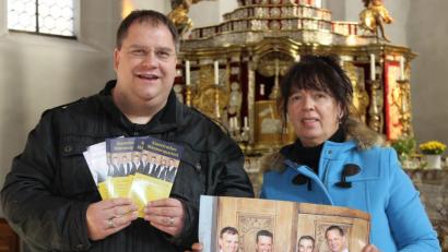 Bild: pko
Pfarrer Markus Urban und Kirchenchorleiterin Gabriele Scharf werben für das Konzert am Sonntag, 11. November.