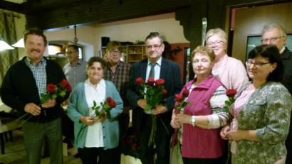 Bild: rn
Als „Rosenkavaliere“ engagieren sich bei der Abschlussveranstaltung des Blumenschmuckweettbwerbs Stadtrat Ludwig Schneider, Hans Rupprecht (von links), der Vorsitzende des Obst- und Gartenbauvereins, Stadtrat Michael König, Stadtverbandsvorsitzender Dieter Kies (Vierter und Fünfter von links) sowie die Stadträte Dr. Sabine Schultes und Udo Müller (hinten, von rechts).