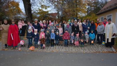 Bild: jr
Mit einer Spende von 200 Euro überraschte die Leonberger Krabbelgruppe die Kreisvereinigung Lebenshilfe. Im Bild die Kinder der Krabbelgruppe mit ihren Eltern sowie (von rechts) Pfarrer Anton Witt, Krabbelgruppenleiterin Carola Wölfl und die Lebenshilfe-Vertreter Christine Karsch und Florian Seidl.