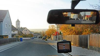 Bild: gsb
Die Sandtstraße sorgt für Diskussionen im Ort: Anwohner Martin Schmidt glaubt, die Verkehrsregelung rechts vor links bei Tempo 50 birgt Gefahrenpotential.