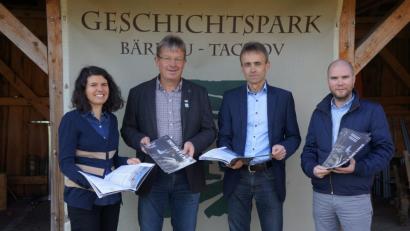 Bild: awo
Ida Pětioká, Alfred Wolf, Robert Zeus, Mediaberater von Oberpfalz-Medien, und Václav Vrbík stellen das neue Magazin "Bei uns - U nás" vor.