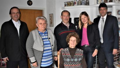 Bild: rgr
Zum 90. Geburtstag von Philippine Neuberger gratulierten (von rechts): Bürgermeister Edgar Knobloch, Tochter Sabine, Ehemann Max, Maria Zitzmann und Pfarrer Bernhard Müller.