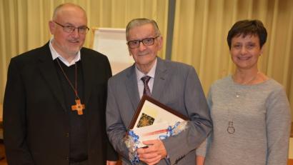 Bild: jr
25 Jahre lang war Hans Reif (Mitte) als Kommunionhelfer in der Pfarrei St. Jakob engagiert. Dafür dankten Stadtpfarrer Anton Witt und Pfarrgemeinderatssprecherin Helga Weiß.