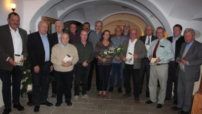 Bild: kro
Kommissarischer Schriftleiter Peter Knott (Dritter von rechts) präsentierte zusammen mit den Autoren, Bezirksheimatpfleger Dr. Tobias Appl (Zweiter von rechts) und Landrat Wolfgang Lippert (Vierter von rechts) die 30. Auflage der Buchserie "Heimat - Landkreis Tirschenreuth".