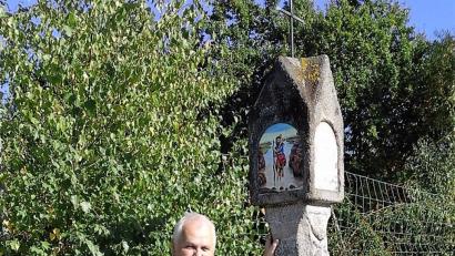 Bild: cr
Alfons Barth, Vorsitzender der Heimatvereins Altenstadt befestigt das restaurierte Schild mit dem Heiligen Christopherus, der in Richtung Bayreuth blickt. Betrübt schaut er auf die beiden anderen Tafeln mit Mariendarstellung und dem Heiligen Nepomuk. Gern würde er hier einen oder zwei weitere Restauratoren finden.