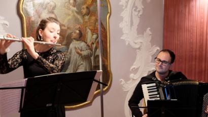 Bild: do
Mit Flöte und Akkordeon, einer seltenen aber lieblichen Kombination, beeindruckt das oberösterreichisch-niederbayerische Duo Elisabeth Thoma und Manuel Wagner mit dem Künstlernamen FLAC bei einem Konzert in Speinshart.