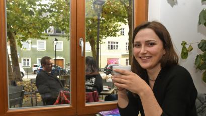 Bild: Petra Hartl
Auf einen Kaffee mit der Wirtschaftsförderin Verena Fitzgerald: Im Moment ist sie viel in der Innenstadt unterwegs, damit sie alle Gewerbetreibenden kennenlernt. Sie steht ihnen beratend zur Seite.