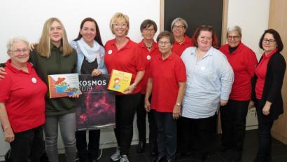 Bild: Dobmeier
Vorsitzende Sabine Zeidler (Vierte von links) dankte zusammen mit der AsF-Vorstandschaft der Autorin Marion Klara Mazzaglia (Dritte von links) für ihre Buchvorstellung „Ich. Pflegekind Leo“ mit einem Sternenkalender eines Fotokünstlers aus der Weidener Partnerstadt Annaberg-Buchholz. Bild: Dobmeier