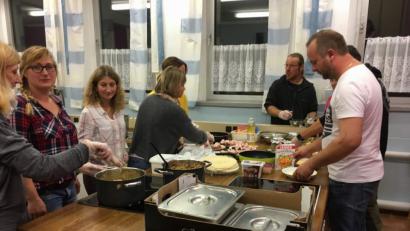 Bild: u
Polnische Küche gibt es beim Kennenlern-Abend des Marien-Kindergartens/Haus des Kindes. Möglich machen ihn Teresa Wczasek (Zweite von links) und Matthias Vigna (rechts). Unter ihrer Regie werden Pierogi und Lasanki zubereitet.