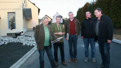 Bild: wro
Die Arbeiten laufen wie geplant. Davon überzeugen sich (von links) Ernst Tippmann (Geschäftsführer im Rathaus), Bürgermeister Wolfgang Braun, Gerd Riedlbauch vom Kemnather Architekturbüro Wolf, Christopher April und Thomas Streber vom Wiesauer Tiefbauunternehmen.