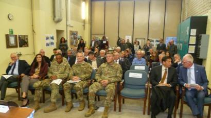 Bild: usc
Hochrangiger Besuch kam zur 20-Jahr-Feier ins Wartungszentrum Vilseck (von rechts): Helmut Haufe, General Manager TLSC-E Kaiserslautern, Rick Tillotson, Assistant des Kommandeurs, 21. Regionales Unterstützungskommando, Oberst Adam J. Boyd, Kommandeur USAG Bavaria, Oberst Grant L. Morris, Kommandeur 405th AFSB, Oberstabsfeldwebel James R. Holmes III von der 405th AFSB, Jody Fasko, stellvertretende Kommandeurin der 405th AFSB, und Robert Weissenberg, ehemaliger Leiter der Instandsetzungsabteilung.
