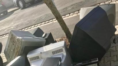 Bild: Yvonne Pieper
TV-Friedhof in der Bäumlstraße: Viele Amberger entsorgen wegen der Umstellung auf Digitaltechnik ihre alten Fernsehgeräte.