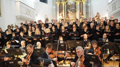 Bild: krb
Die Hofer Symphoniker füllen mit „Mixtura Cantorum“ und dem Jugendchor des Fränkischen Sängerbundes den Altarraum optisch und das Kirchenschiff von St. Georg akustisch voll aus.