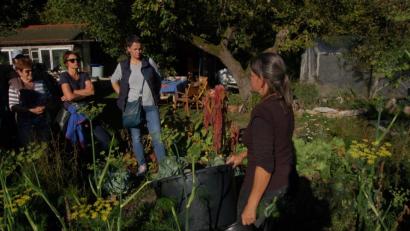 Bild: exb
Tanja Götz (rechts) lud die Teilnehmer am Praxiskurs über das Jahr verstreut immer wieder in ihren Garten ein, um ihnen am praktischen Beispiel den ökollogischen Gartenbau zu zeigen.