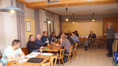 Bild: bkr
Bereits zum zweiten Mal muss zweiter Bürgermeister Josef Hecht (rechts) für das seit 14 Monaten erkrankte Gemeindeoberhaupt den Bürgern Rede und Antwort stehen.