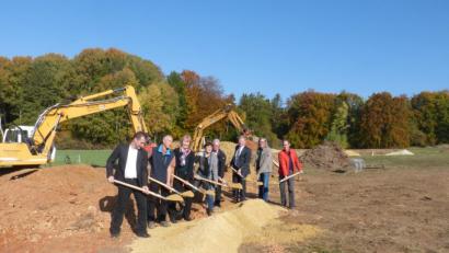Bild: fm
Spatenstich Baugebiet Leinberg mit (von links) Zweitem Bürgermeister Reinhard Kohl, Freddy Leberkern, Bürgermeisterin Brigitte Bachmann, Martina Dietrich, Ferdinand Leidner, Martin Sachsenhauser und Wolfgang Birke und Stephan Dietrich.