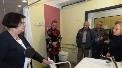 Bild: ubb
Wohnberaterin Anita Busch (links) führte die KEB-Mitglieder durch die seniorengerechte Musterwohnung. Für Begeisterung bei den Besuchern sorgte das leicht begehbare und mit vielen Hilfsmitteln ausgestattete Bad.