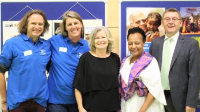 Bild: dwi
„Menschen für Menschen“-Sprecher Steffen Klemmt und Melanie Koehler, Heidi Dolles-Birner, Pädagogin Hayria Krysa und Bürgermeister Josef Gilch (von links) sind überwältigt von der Spendenbereitschaft an diesem Abend.