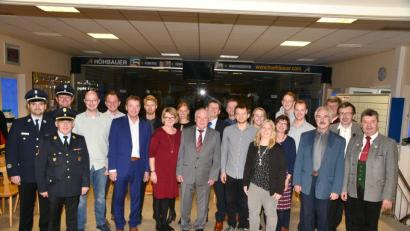 Bild: bey
Hans Michler (Mitte) feierte 80. Geburtstag in großer Runde mit Familie, Bürgermeister Dr. Karl-Heinz Preißer, den Vertretern der Feuerwehr und der Blaskapelle Oberwildenau.