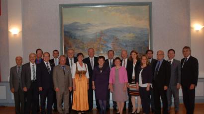 Bild: Hanna Gibbs
Der Oberpfälzer Bezirkstag besteht aus zehn neuen und acht bisherigen Mitgliedern. Regierungspräsident Axel Bartelt (rechts) gratulierte allen Bezirksräten zur Wahl.