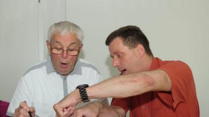 Bild: ubb
Der Plößberger Hubert Rosner (links) möchte das Navigieren am Smartphone lernen. Jürgen Blumberg hilft ihm.