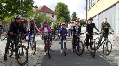 Bild: le
Schnitzeljagd mit dem Fahrrad. Die Jugendlichen machten sich im Fünf-Minuten-Takt auf dem Weg, um diverse Rätsel zu lösen.