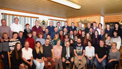 Bild: fjo
Franz Kaas (sitzend, MItte) freut sich an der Seite von Ehefrau Christl über die vielen Glückwünsche von seiten der Familie, Freunde, Vereinsabordnungen und Nachbarn zu seinem runden Wiegenfest.