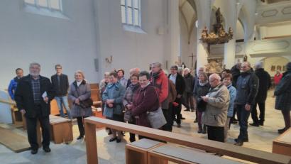 Bild: mma
Heimatpfleger Ludwig Graf (links) führte kompetent durch die St. Jakobus-Pfarrkirche von Hahnbach.