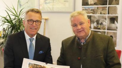 Bild: heb
Bürgermeister Franz Stahl (links) ist nicht nur ein Kenner der modernen Kreisstadt, sondern interessiert sich auch sehr für Historisches. Stadtheimatpfleger Eberhard Polland (rechts) weiß dies und stellt sein neuestes Werk deshalb immer zuerst dem Stadtoberhaupt vor.