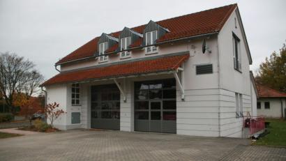 Bild: wro
Die künftige Pflege und Wartung der neuen Sektionaltore am Krummennaaber Feuerwehrhaus übernimmt eine Fachfirma aus der Nachbarstadt Erbendorf.