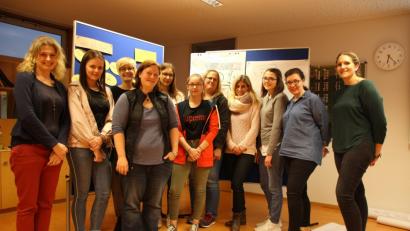Bild: exb
Die Teilnehmerinnen der Schulung mit Referentin Johanna Meier (rechts) und Koordinatorin des Netzwerks Inklusion Christina Ponader (vorne, vierte von links)