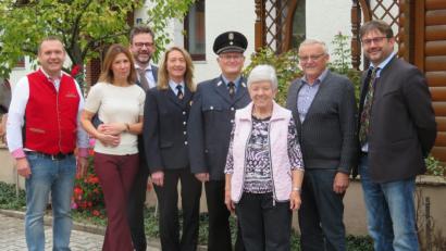 Bild: ow
Zum 75. Geburtstag darf Brigitte Dollhopf (Dritte von rechts) viele Hände schütteln. Zu den Gratulanten zählen von links: Die Söhne Robert und Markus Dollhopf mit Lebensgefährtin, Evi Sloot von der Damenfeuerwehr, Feuerwehrvorsitzender Wolfgang Ciesielski, Brigitte Dollhopf, Ehemann Gerhard Dollhopf und Bürgermeister Wolfgang Haberberger.