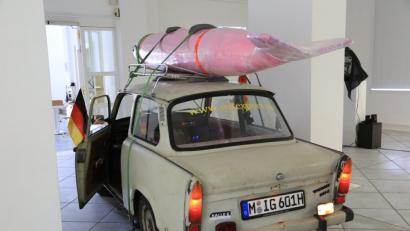 Bild: Gerhard Götz
Der "Exportweltweltmeister": Mit diesem Trabi samt aufmontierter, rosa Abwurfrakete war Christian Schnurer 2015 mit seiner Aktion "Ostexport" von München nach Kiew, Bratislava und Budapest unterwegs, um Fragen zu Nationalismus, Imperialismus und Freiheitsliebe aufzuwerfen.