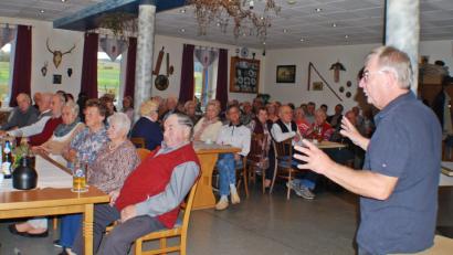 Bild: enz
Beim Seniorennachmittag im Gasthof „Zum Tillenblick“ hielt Dr. Wolfgang Fortelny aus Waldassen einen Vortrag zum Thema „Erste Hilfe bei Herzinfarkt und Schlaganfall“.