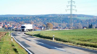 Bild: sche
Weil ein Grundstückbesitzer nicht verkaufen will, ist für den Ausbau der Staatsstraße 2399 zwischen Lintach und Raigering nun ein zeitaufwendiges Planfeststellungsverfahren notwendig.