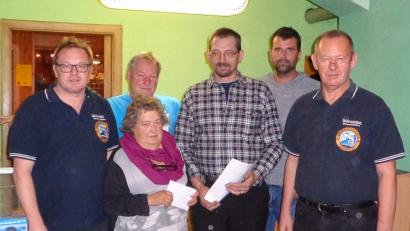 Bild: fjo
Vorsitzender Wolfgang Müllner und Kassier Martin Binder (von rechts) überreichen mit zweitem Vorstand Thomas Grötsch die wertvollsten Preise an Eva Kamm, Reinhard Hübner und Hans Mühlbauer (von links).