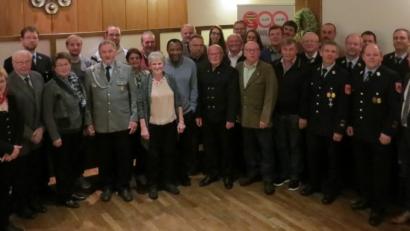 Bild: tja
An 38 verdiente Frauen und Männer überreichten Landrat Thomas Ebeling (Zweiter von rechts) und die Bürgermeister Georg Köppl (rechts) und Markus Schiesl (Dritter von rechts) die Ehrenamtskarten. Dazu gratulierte auch Pfarrer Cyprian Anyanwu (Mitte).